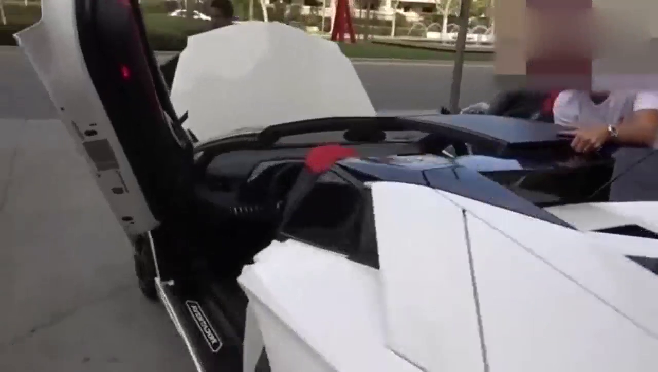 女土豪开兰博基尼去参观柯尼塞格，到达车展地点后才知道有多霸气