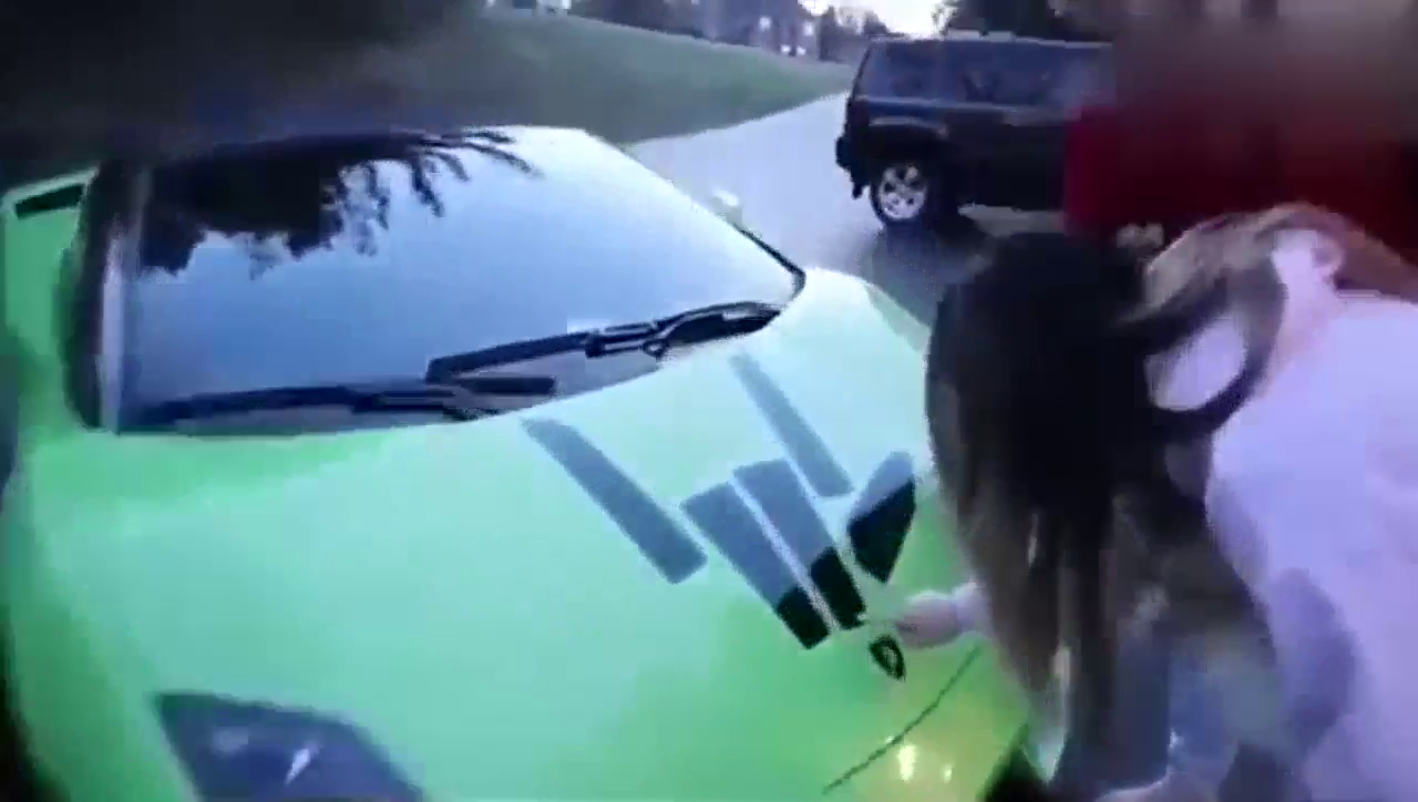 新买的跑车刚刚到货，美女睁开眼后激动万分