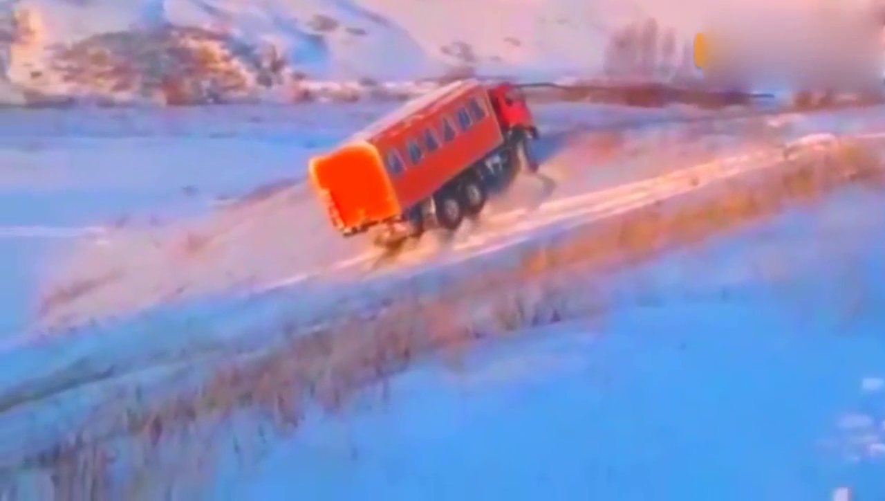 雪地里爬坡，眼看卡车就要翻了，老司机这水平绝了