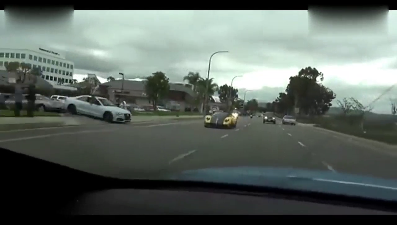 4000万帕加尼跑车就是叼, 公然挑衅骑宝马重机车的交警