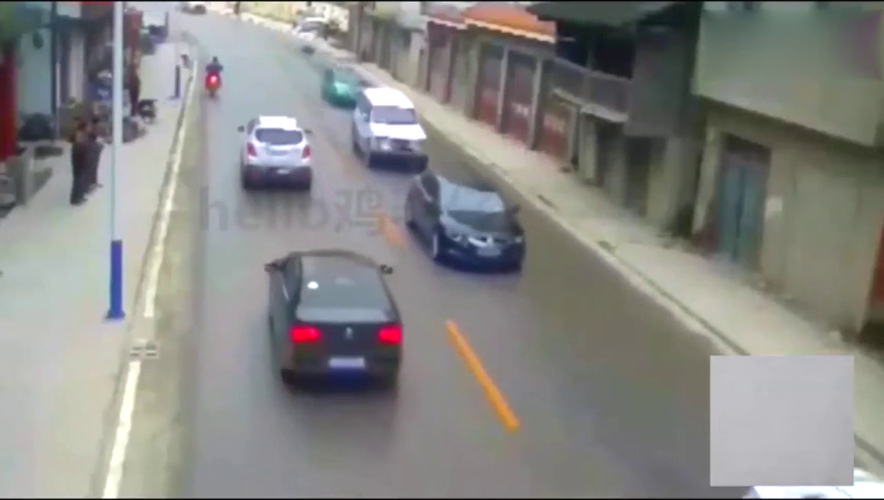 出租车师傅感觉不对劲 踩住刹车 视频立马拍到这画面！