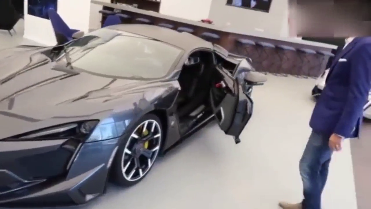 买9000万的超级跑车，送了一个神秘盒子，打开以后车主就笑了