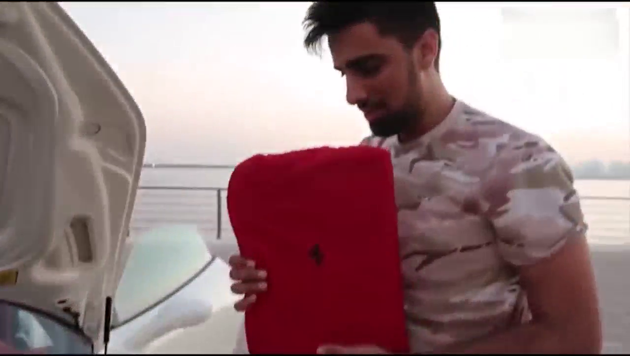 买4000万法拉利跑车送了一个笔记本，不错哦