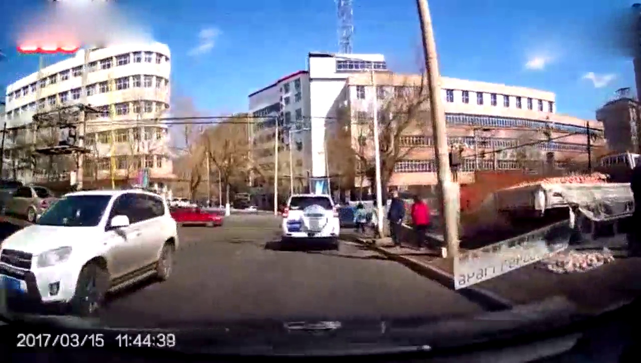 出租车倒车为抢客撞上丰田了，求丰田车主心里阴影面积