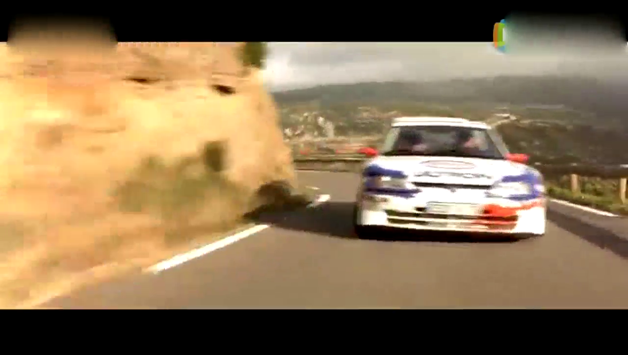 出租车误闯赛车道，还嫌赛车慢，司机不当赛车手可惜了