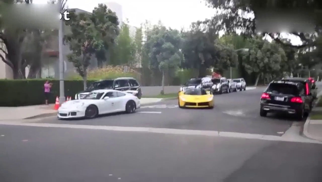 四千万刚买的超级跑车，一脚油门下去，车主蹲在地上哭得很惨