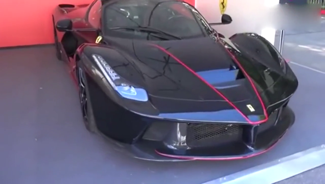 试驾法拉利超级跑车，坐进驾驶舱才知道有多厉害！