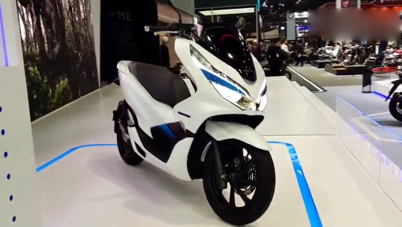 2018车展上的本田PCX 混合动力踏板摩托车