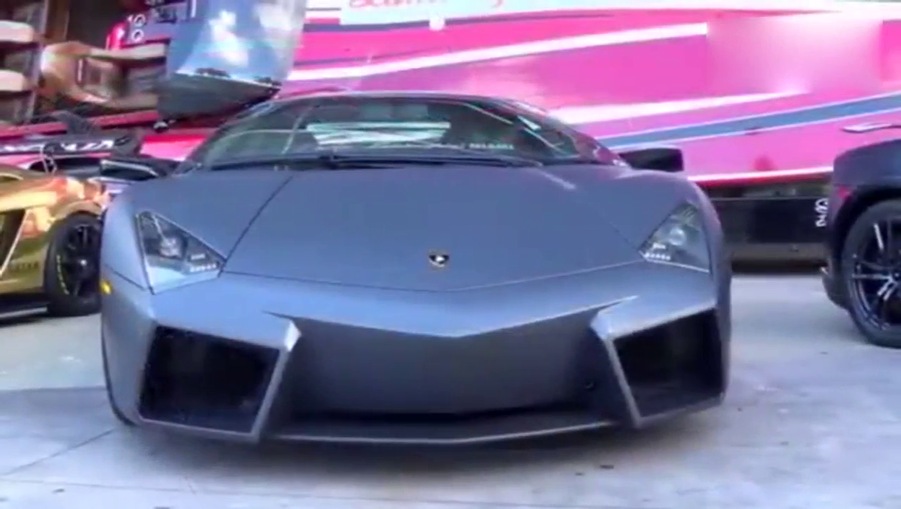 不愧是兰博基尼超级跑车车门打开的方式都不一样