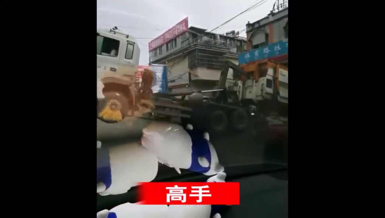 妈呀，司机把卡车当成马一样使用