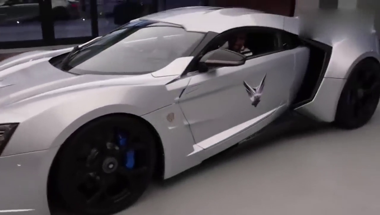 订制一台九千万的跑车都有哪些赠品，打开之后眼见为实！