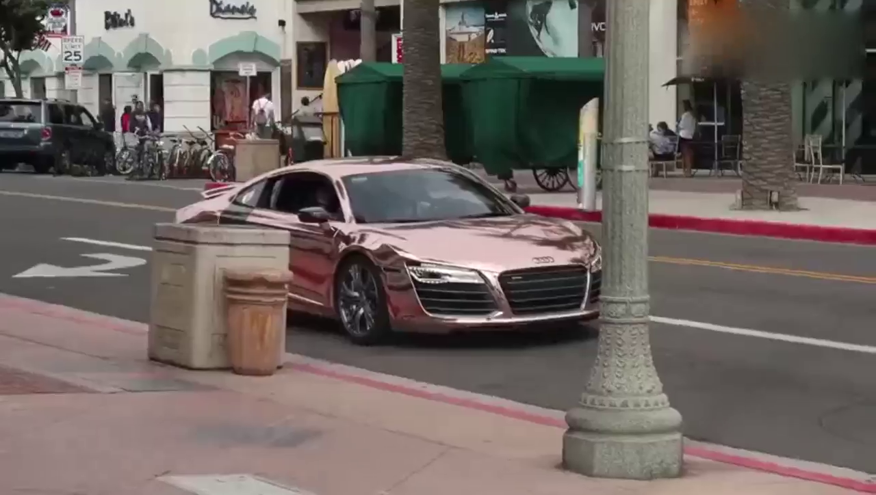 小伙开跑车街头轰油炫耀激怒路人，不料后果很严重啊！