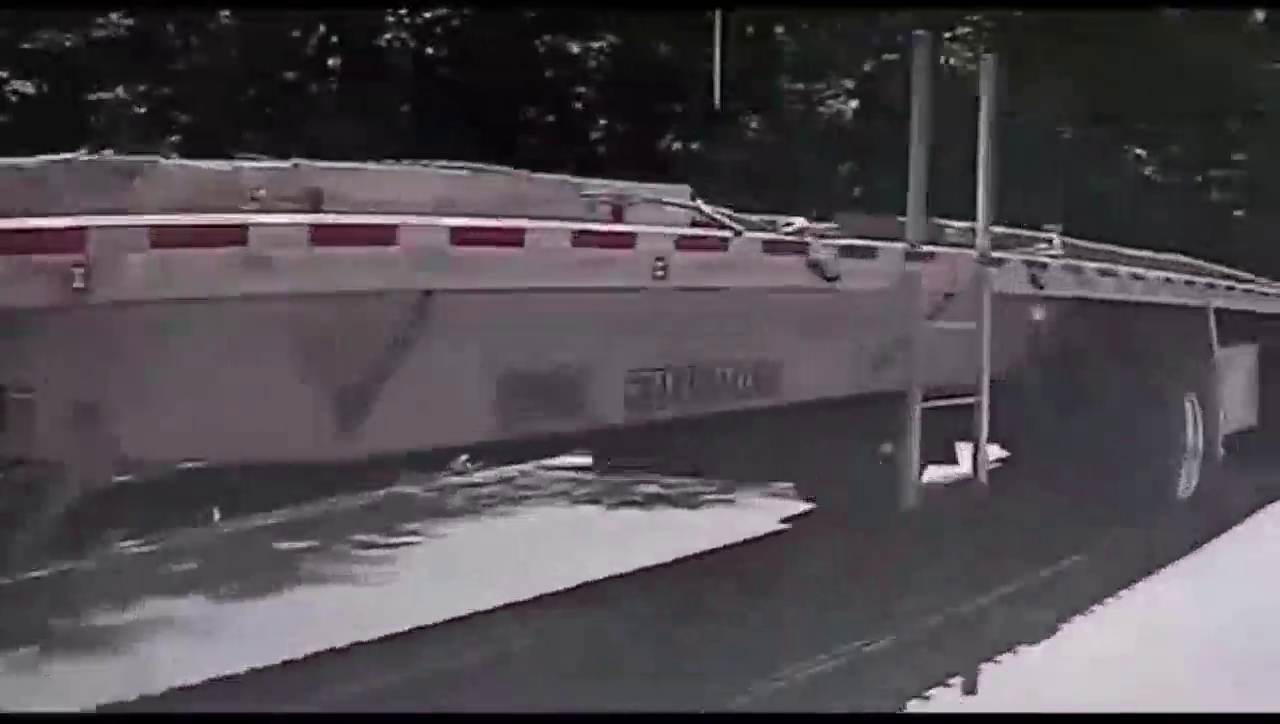 对面卡车转弯碰到视频车，女司机好像吓哭了