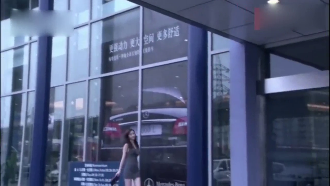 女子来到4S店，一下就看上了一款限量版跑车