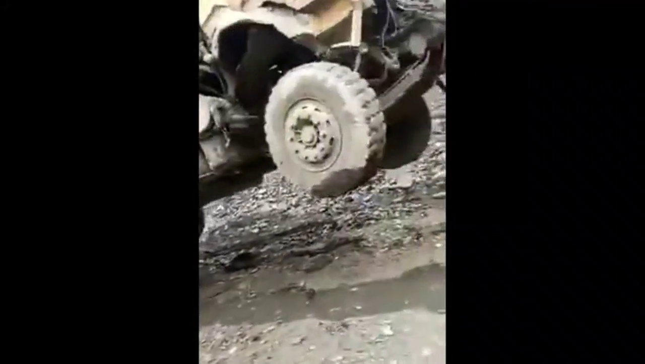 矿坑中吊车救援一辆卡车 眼看就要成功