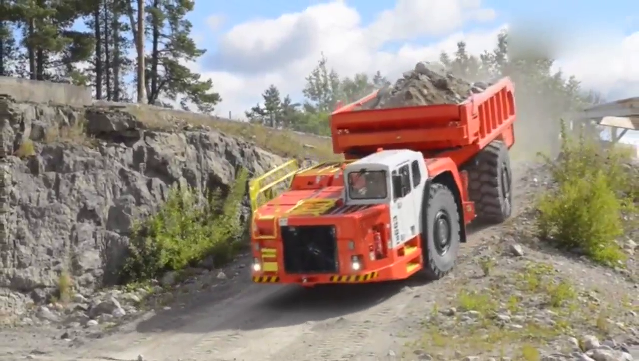 矿洞专用自卸卡车，车身低矮并采用液压平推卸货