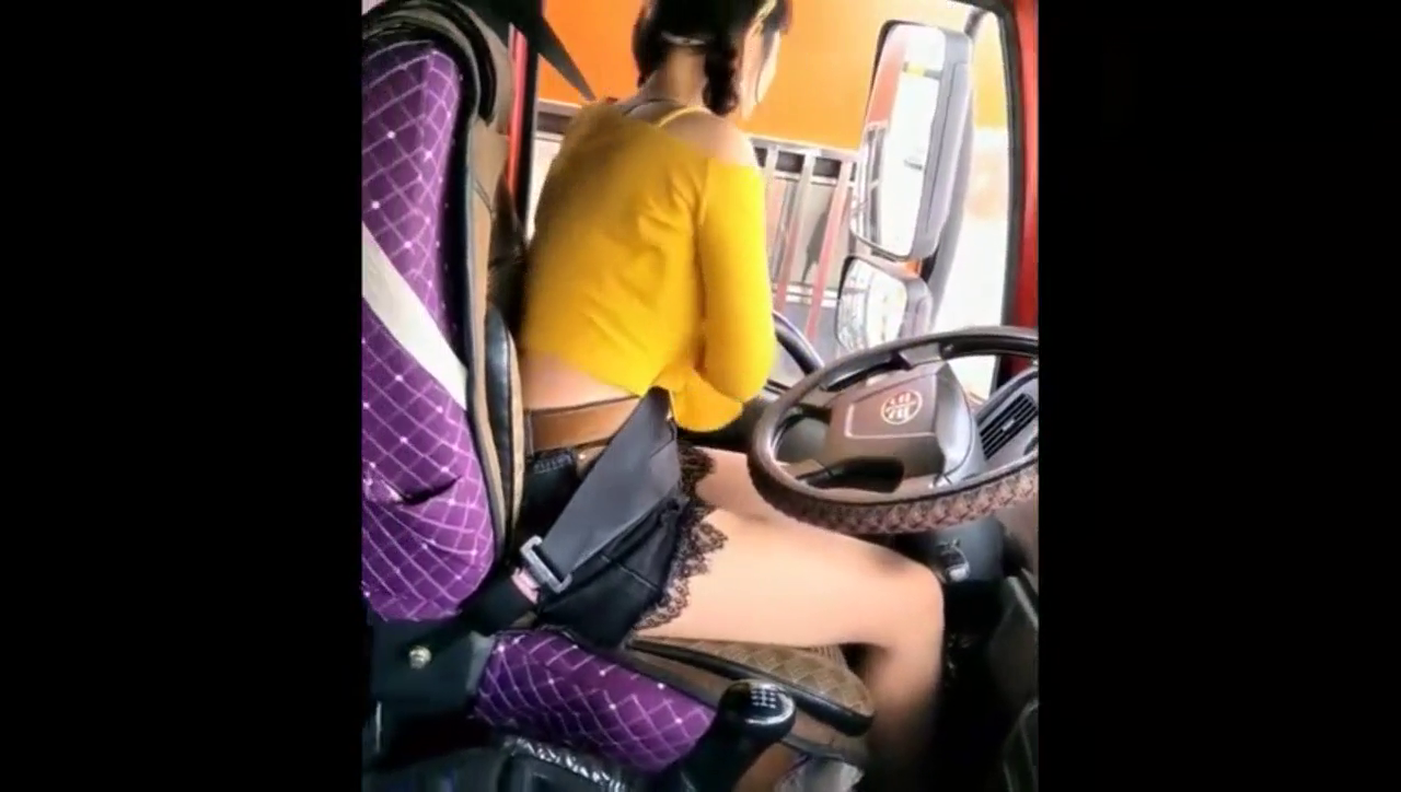 见识见识美女开半挂的跑车