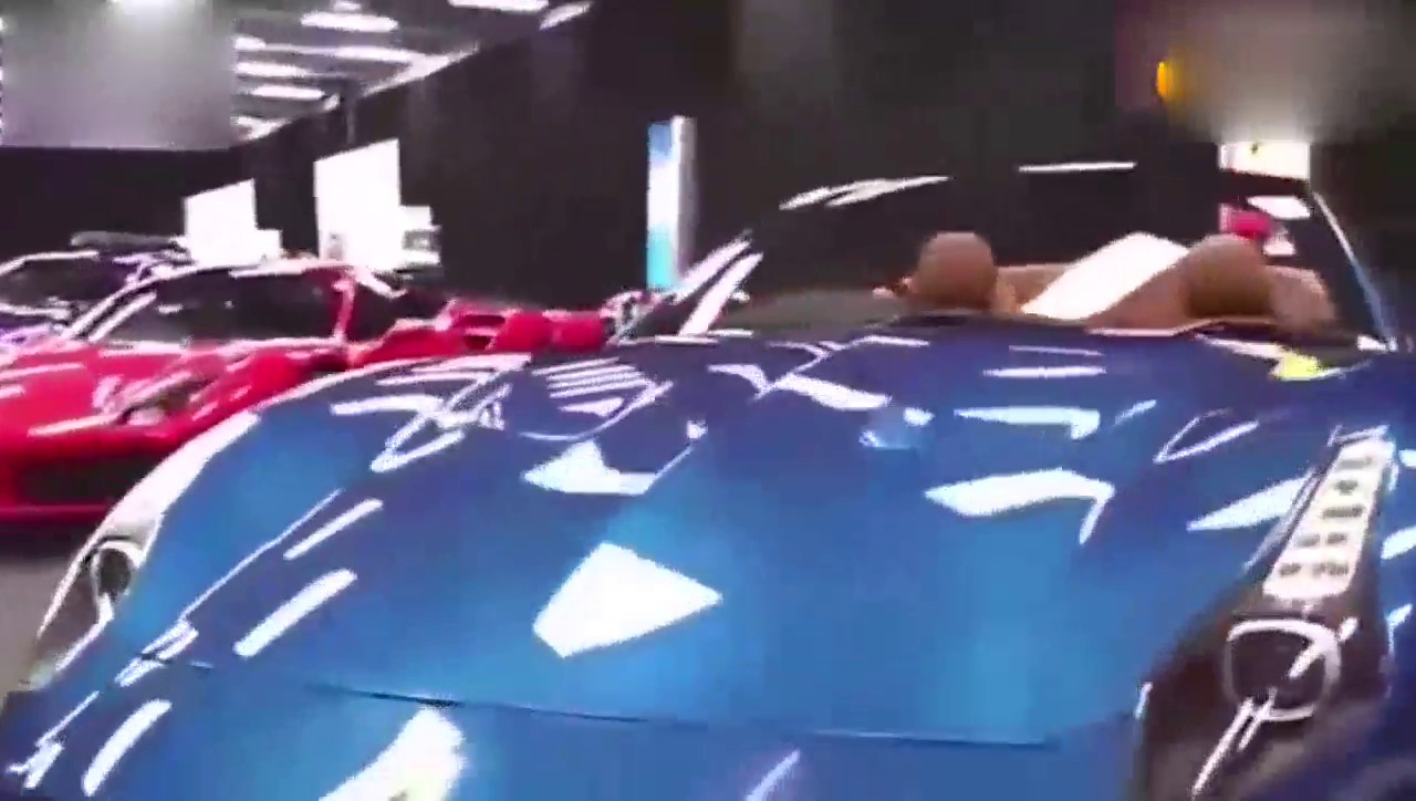 见到敞篷版的法拉利，什么跑车都得靠边站了！超霸气！