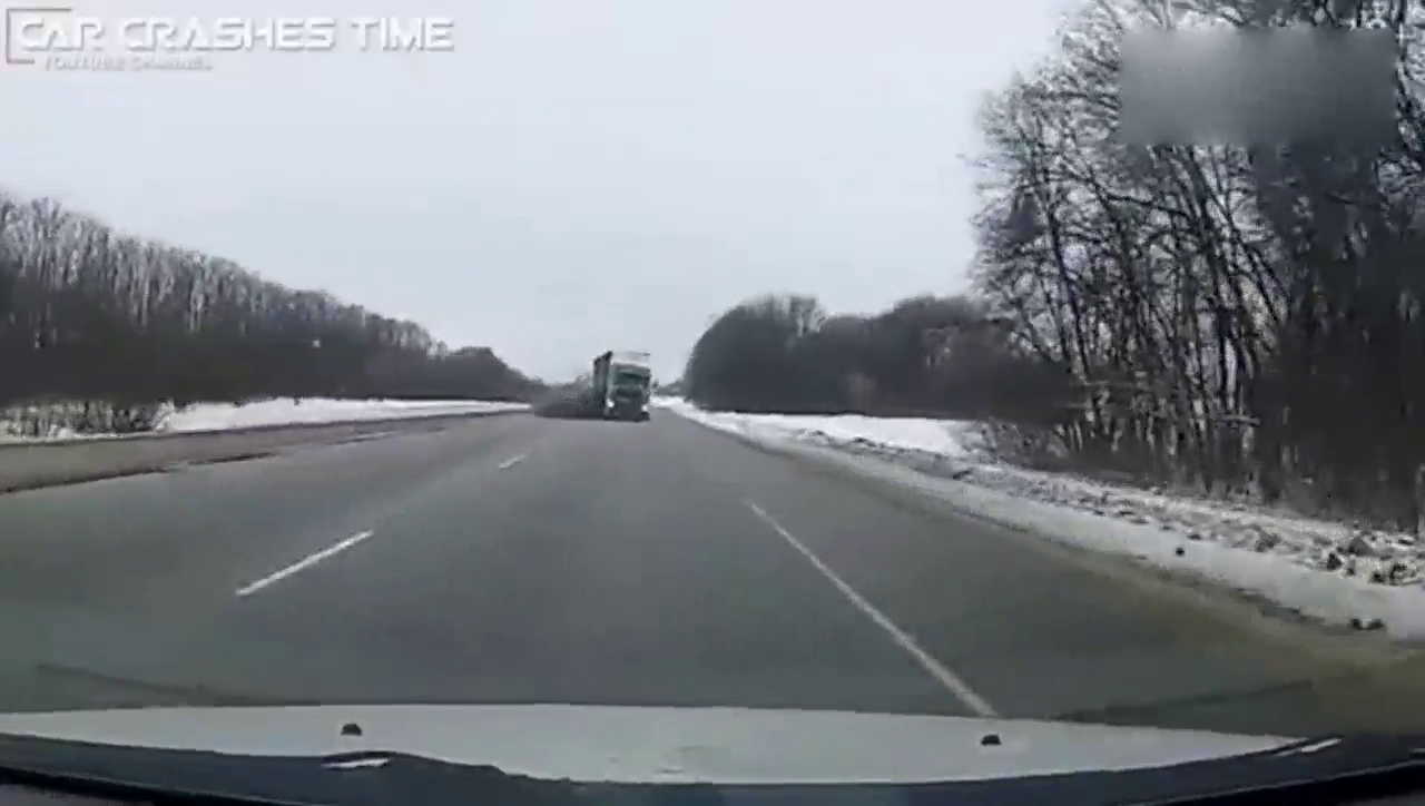 视频车司机反应不错，对面大卡车撞来，一点也不慌