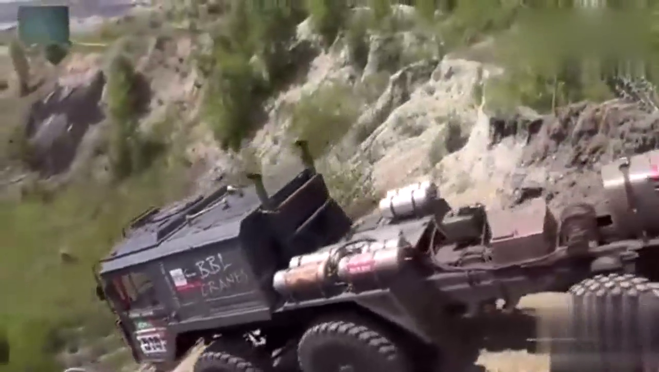 越野卡车下坡，踩油门一路狂奔