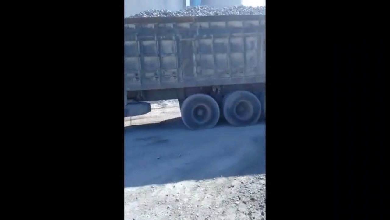 铲车顶卡车，出手很及时