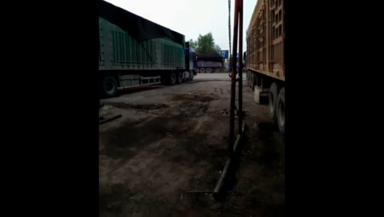 这些卡车随便一辆都能拉上百吨啊