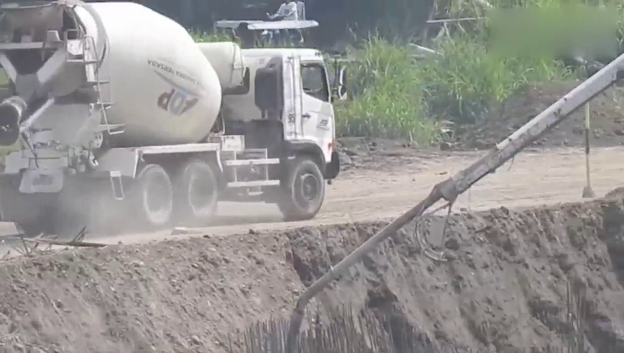 这么大的工地卡车估计脚都跑软了