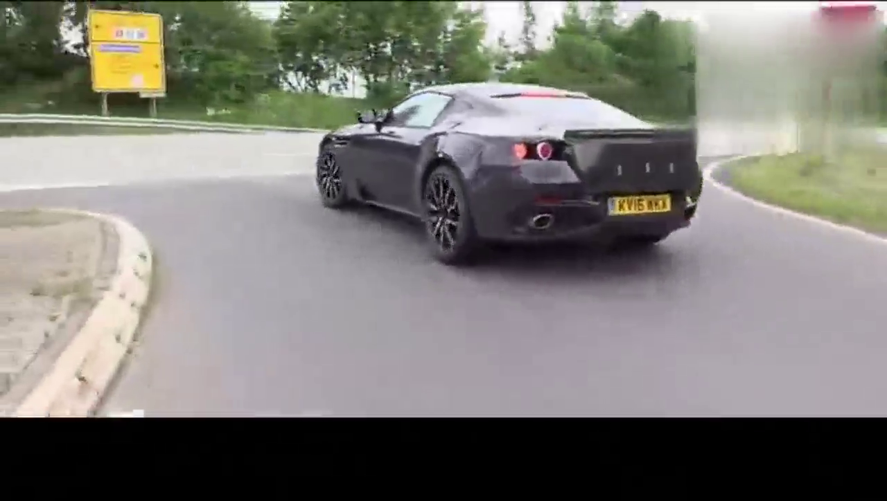 阿斯顿马丁跑车出现在公路上狂飙!