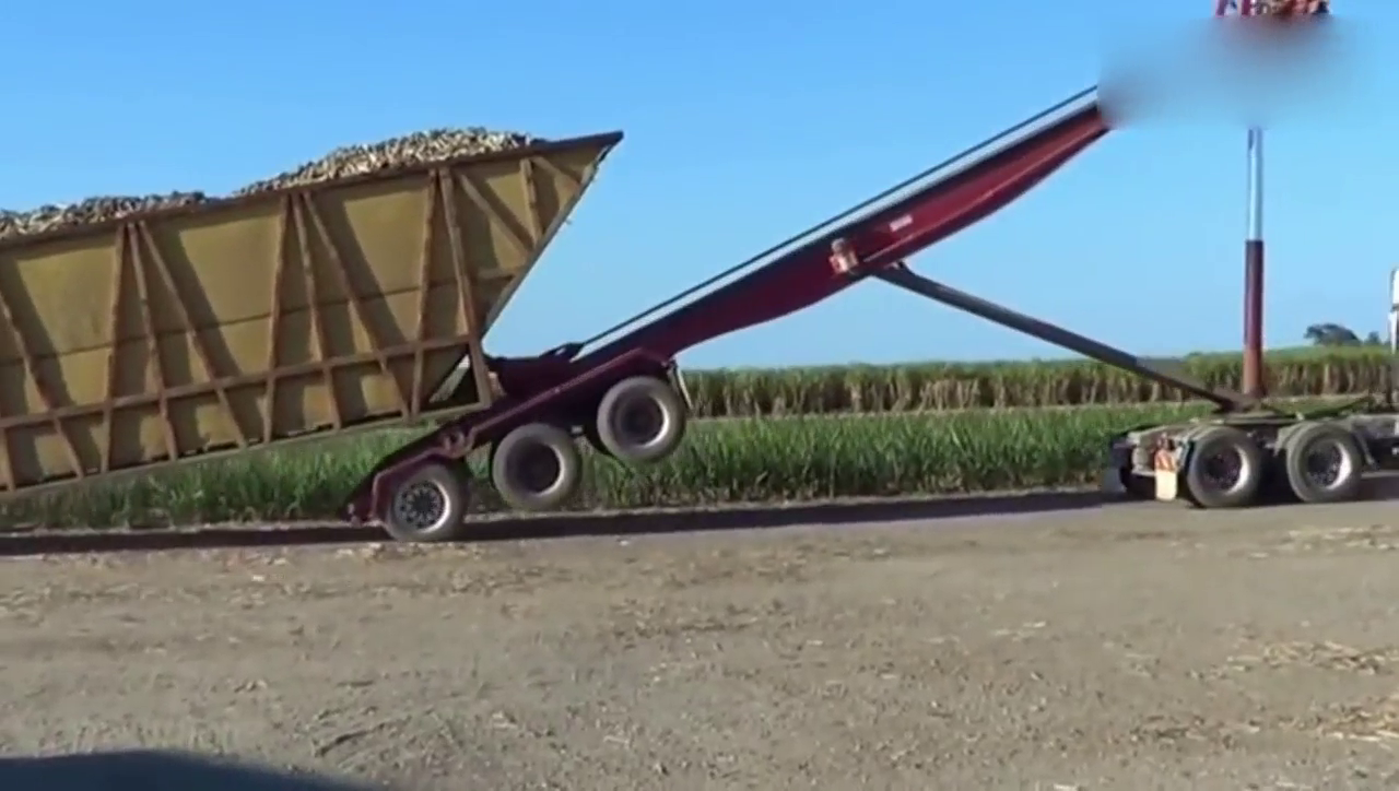 这卡车装货方式，这样也行？