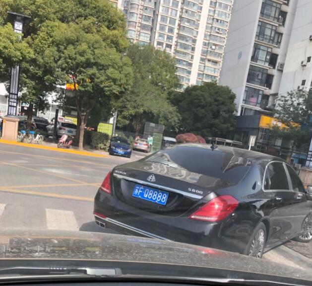 南通中南城实拍迈巴赫S600，配上