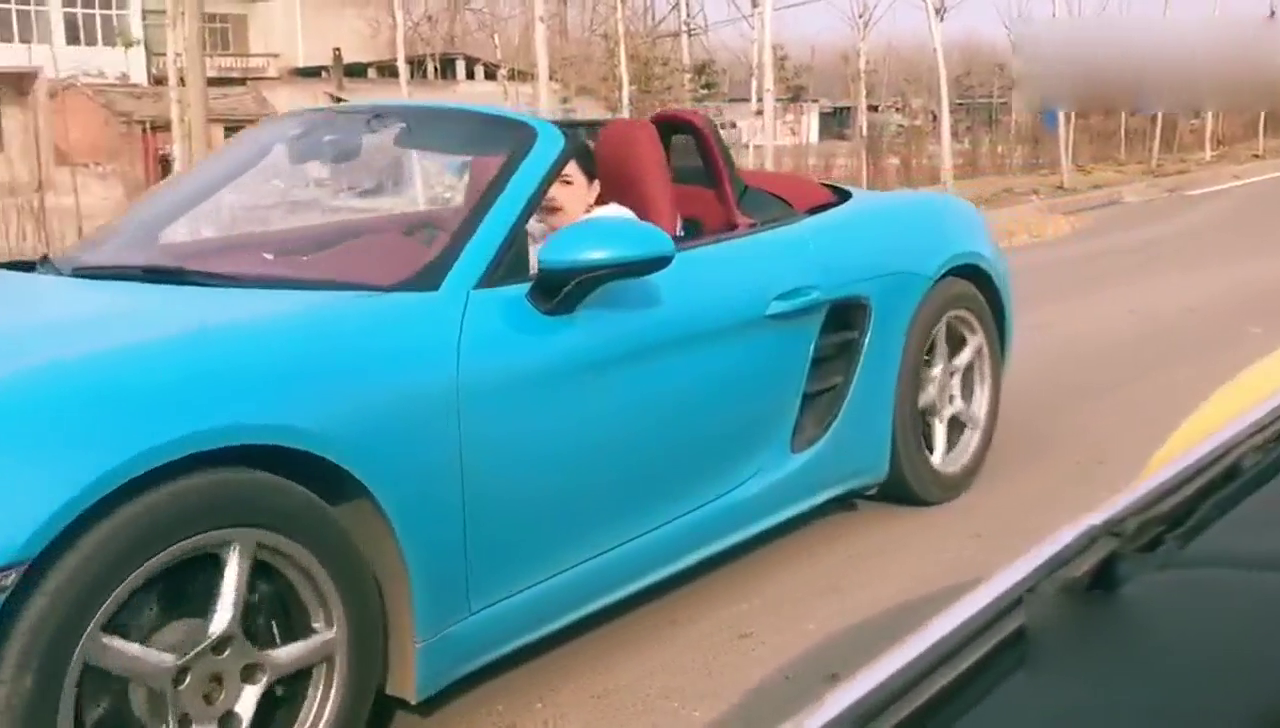 小伙羡慕开保时捷敞篷跑车的美女