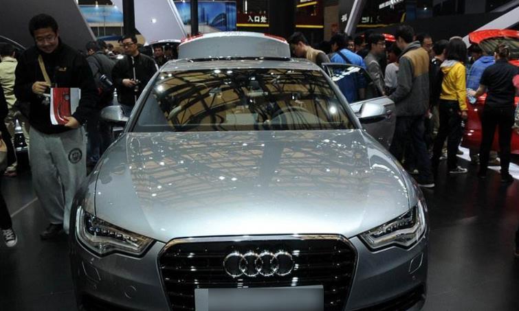 打开邻居奥迪车后备箱，大罐子映入眼帘，总算明白穷人更爱慕虚荣