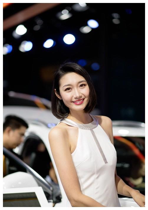 纳智捷火是有原因的，车模百花争艳，笑起来都迷死人了