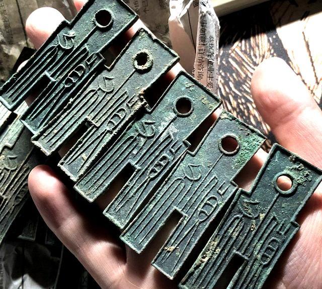 古钱币上的包浆怎么处理。你会吗? 我来教你！品相瞬间变好