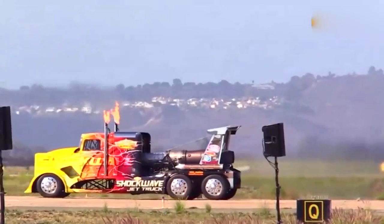 近距离实拍36000匹马力喷气卡车与飞机赛跑