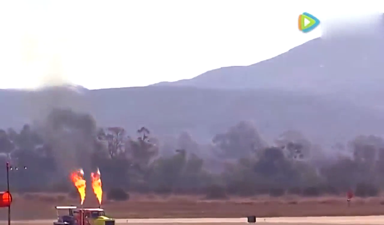 近距离实拍36000匹马力喷气卡车与飞机赛跑_1