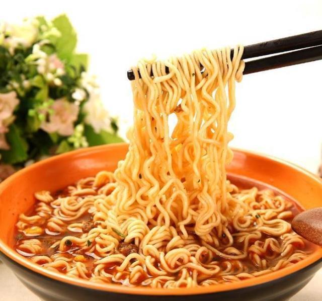 百元求生记：数据透视城中村冬夜的温度博弈，暖气、泡面与二手棉被的生存经济学解析