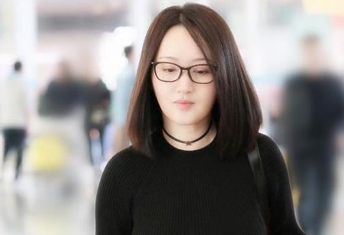 杨钰莹复出却遭新人羞辱，还被新人占便宜，旁边的华少看不下去了