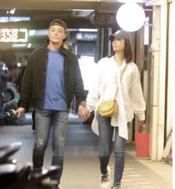 林心如霍建华亲密出街,结婚4年感情依旧甜蜜,手牵手低调秀恩爱