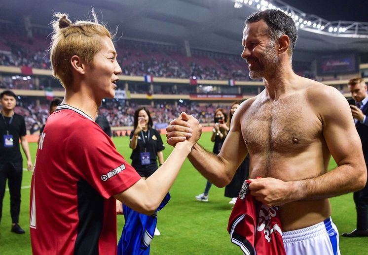 鹿晗探班曼联,著名曼联球迷终于圆梦,米卢亲切