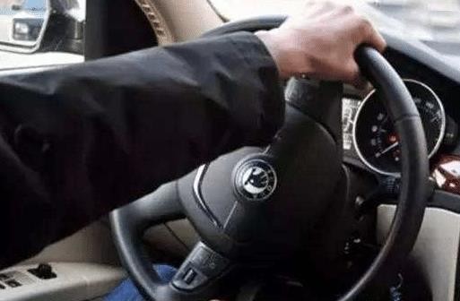 开车别养成这3个坏习惯，不然汽车很快就报废了，不懂的来看看