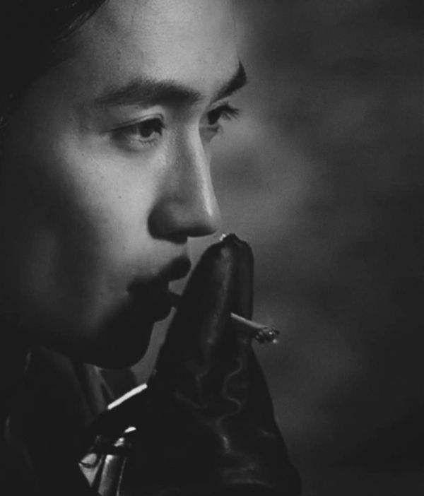 男明星抽烟,鹿晗忧郁,华晨宇陶醉,朱一龙唯美,只有他最无敌!