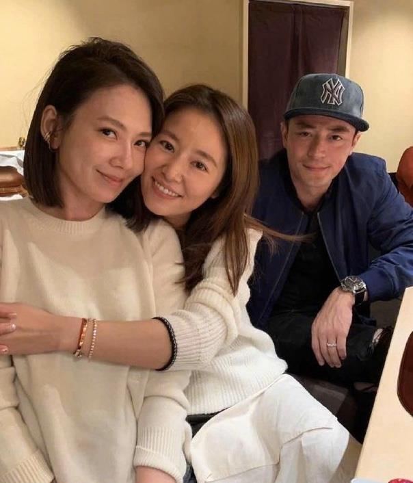 林心如霍建华亲密出街,结婚4年感情依旧甜蜜,手牵手低调秀恩爱