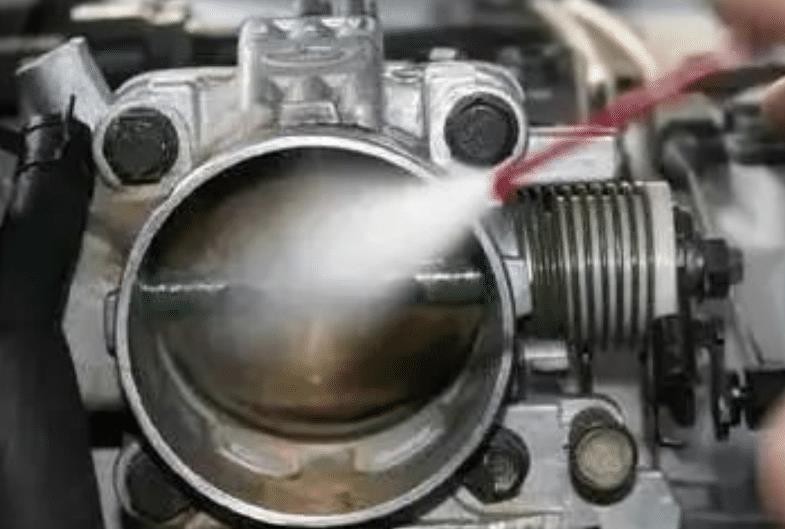 汽车有积碳怎么办？老司机：别用高压冲，这招不但省钱还管用！