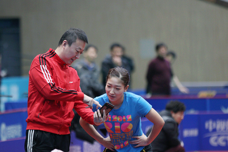 马琳用手机拍了啥?让刘诗雯乐成这样