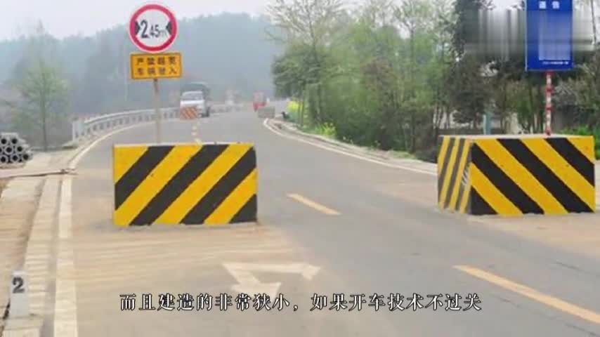 车主正在排队过限宽墩,下一秒瞬间被左侧汽车秒杀,这