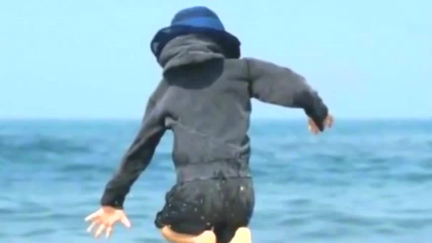 刘若英罕见晒儿子近照 4岁酷酷海边踏浪沙滩上一阵疯跑