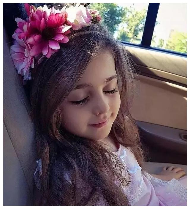 8岁伊朗人气小女孩,父亲辞职为她保镖