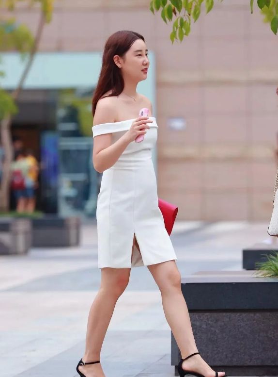 街拍:有气质的少妇穿衣有品位,身材微胖女人味散发的很全面!