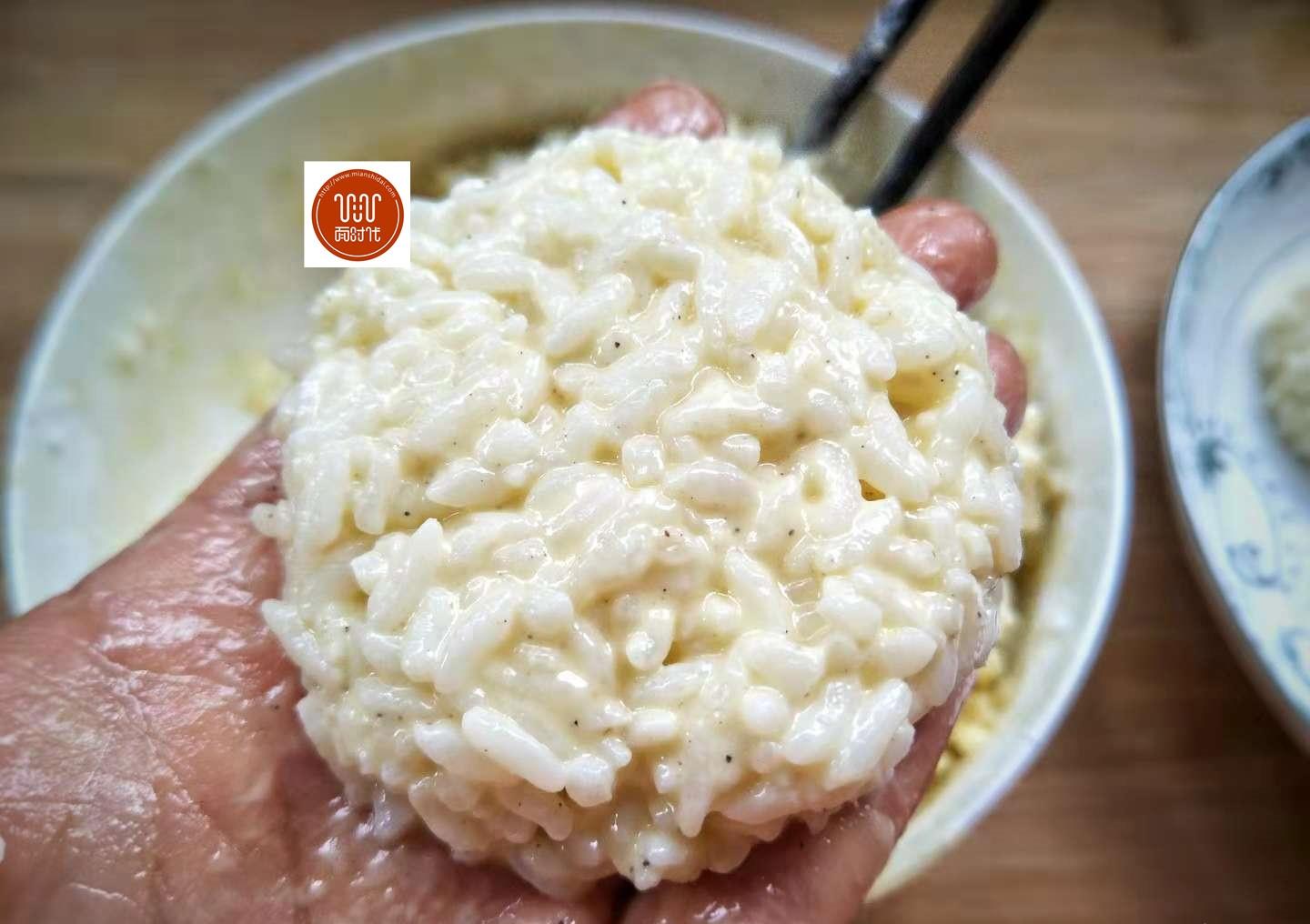 剩米饭别再用蛋炒了，这样做一口气能吃十碗_胡椒粉_葱花_加入适量